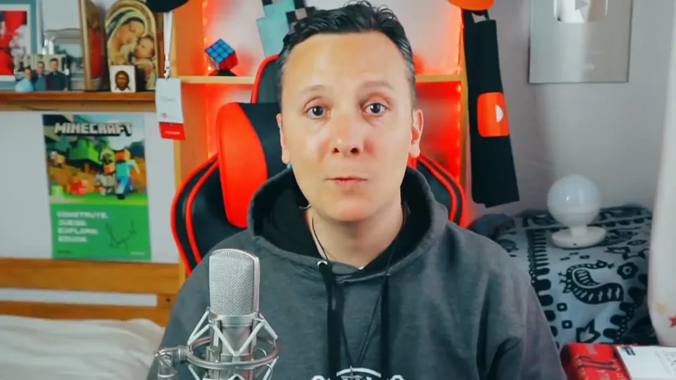Daniel Pajuelo mira a cámara en su estudio durante el comentario de la canción de Silvio Rodríguez.