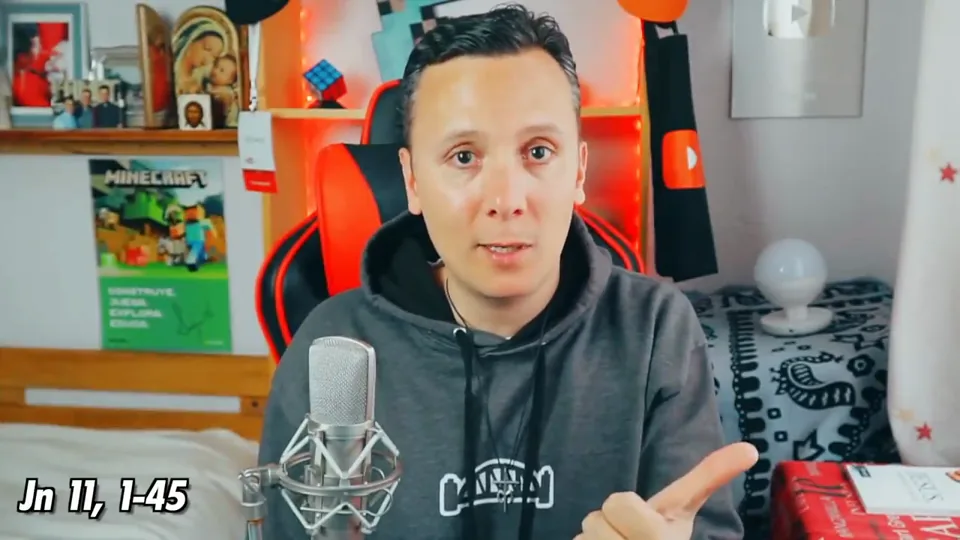 Daniel Pajuelo gesticula mientras aparece en pantalla una referencia al Evangelio de Juan.