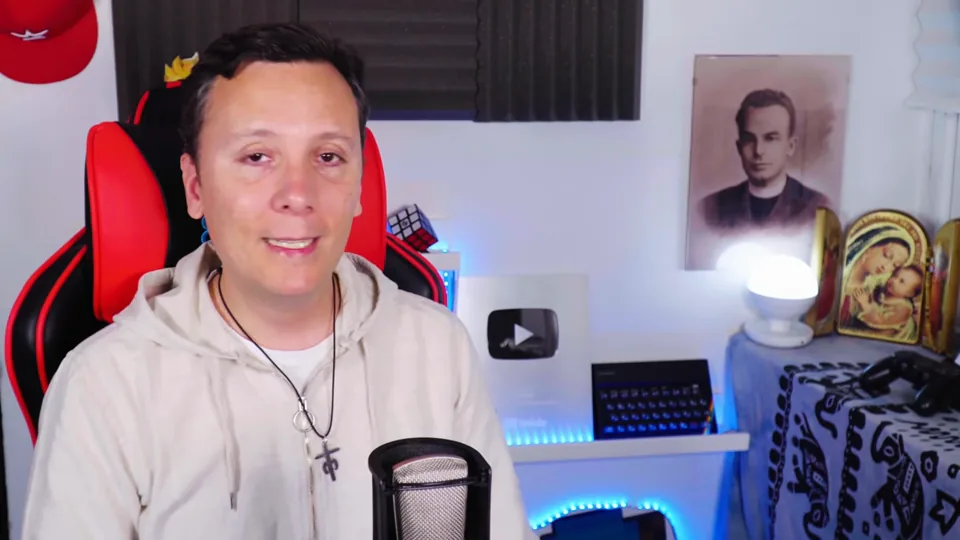 Daniel Pajuelo mira a cámara durante su comentario de Aceptas.