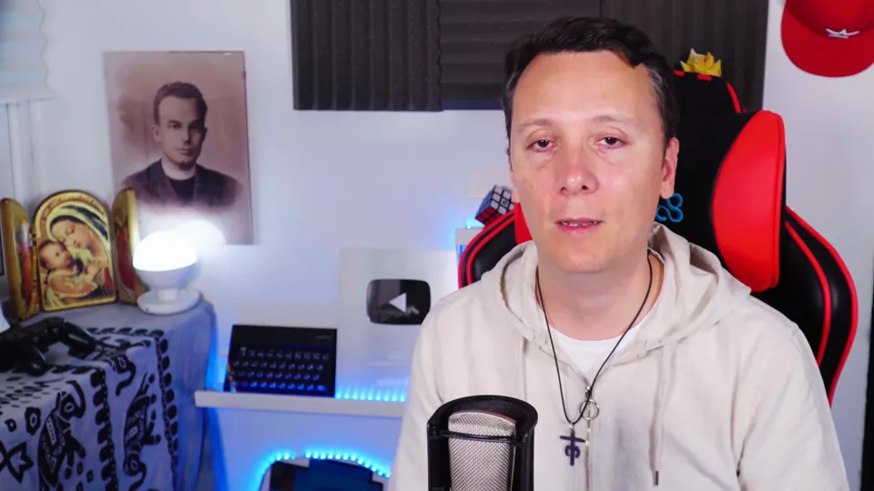 Daniel Pajuelo ante el micrófono y las imágenes de su estudio durante el análisis de Canserbero.