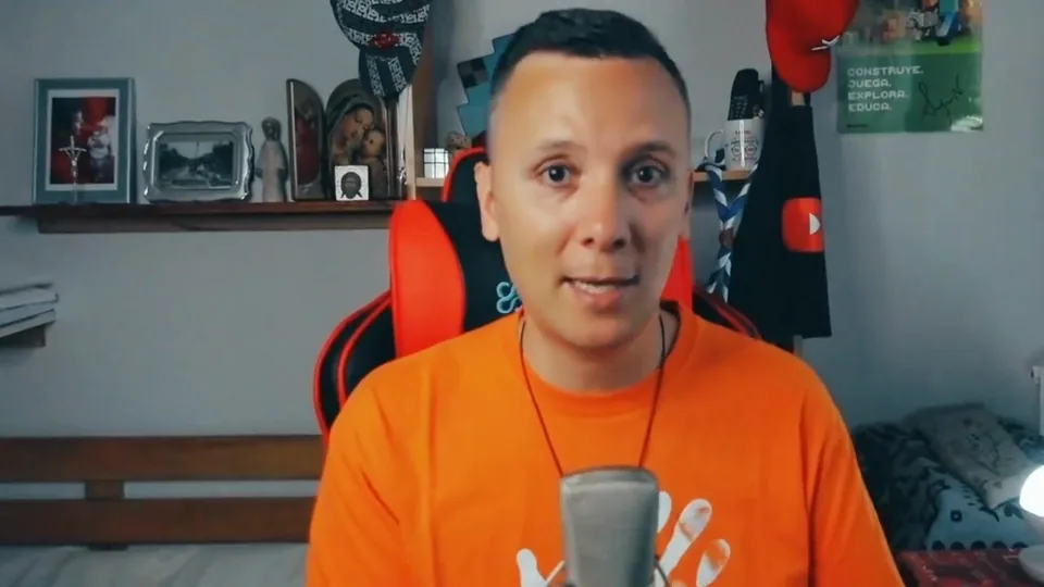 Daniel Pajuelo ante el micrófono durante su análisis de El monstruo del armario, de Dante.