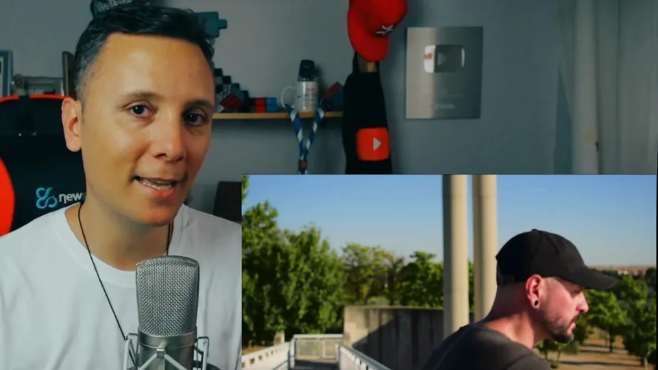 Daniel Pajuelo ante el micrófono y un recuadro con un intérprete de gorra junto al río.
