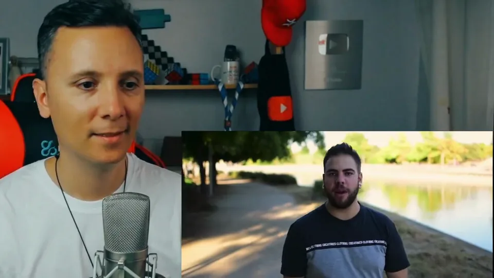 Daniel Pajuelo junto a un recuadro de Dante en el videoclip Y ahora tú.
