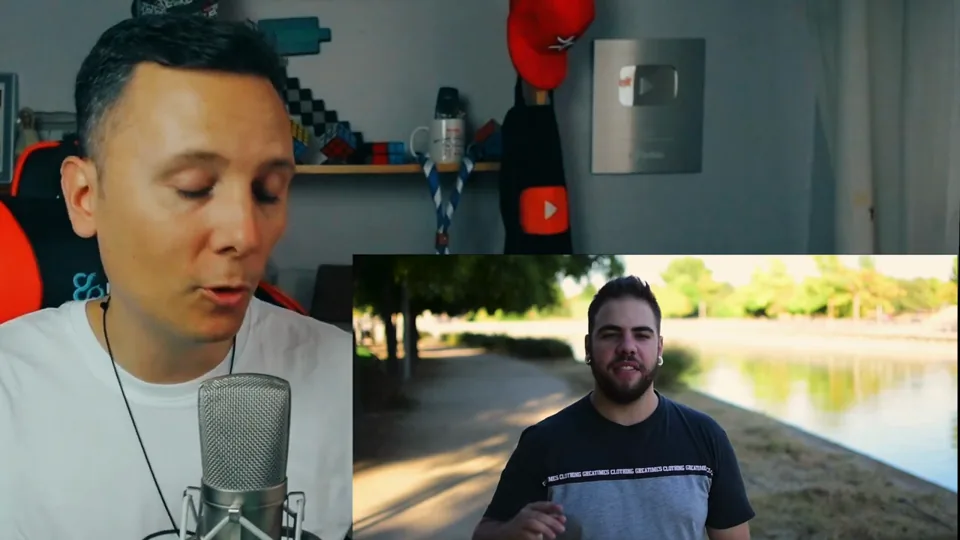 Daniel Pajuelo junto a un recuadro de Dante en el videoclip Y ahora tú.