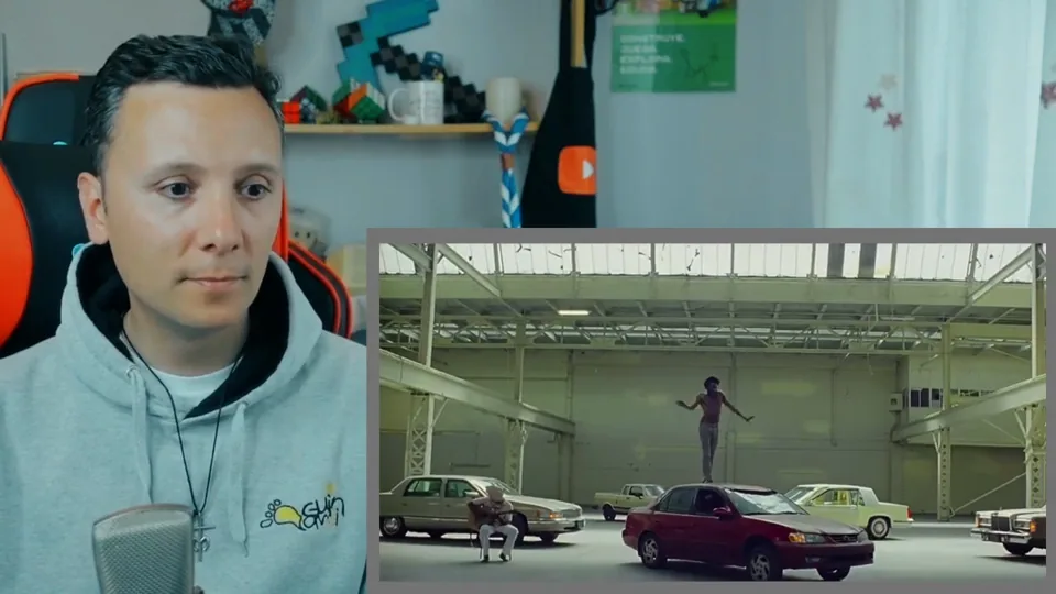 Daniel Pajuelo junto a un recuadro del videoclip durante su reacción a This Is America, de Childish Gambino.