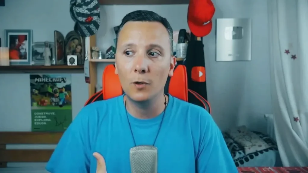 Daniel Pajuelo, con camiseta azul, gesticula delante del micrófono durante el análisis de Carta a Dios.