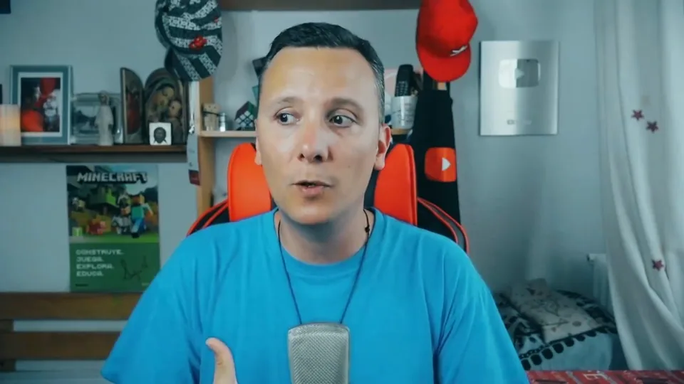 Daniel Pajuelo, con camiseta azul, gesticula delante del micrófono durante el análisis de Carta a Dios.