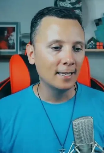 Daniel Pajuelo, con camiseta azul, ante el micrófono durante su comentario de Carta a Dios.