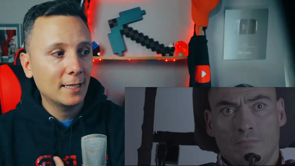 Daniel Pajuelo junto a un primer plano del protagonista del videoclip Quiero contarte.