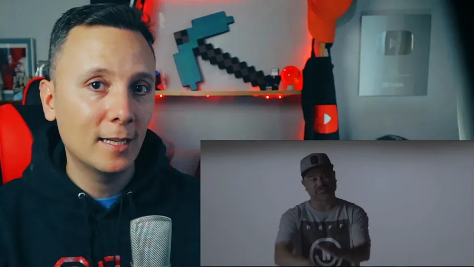 Daniel Pajuelo junto a una imagen de Nach en el videoclip Quiero contarte.