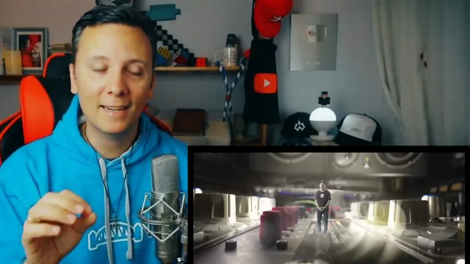 Daniel Pajuelo con un recuadro de Todo o nada que muestra a un intérprete en un espacio interior.
