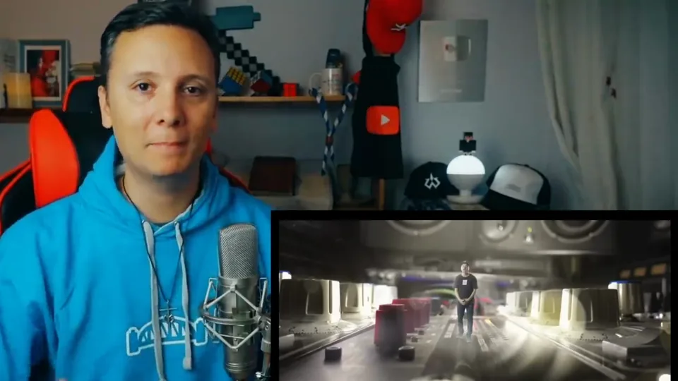Daniel Pajuelo con un recuadro de Todo o nada que muestra a un intérprete en un espacio interior.