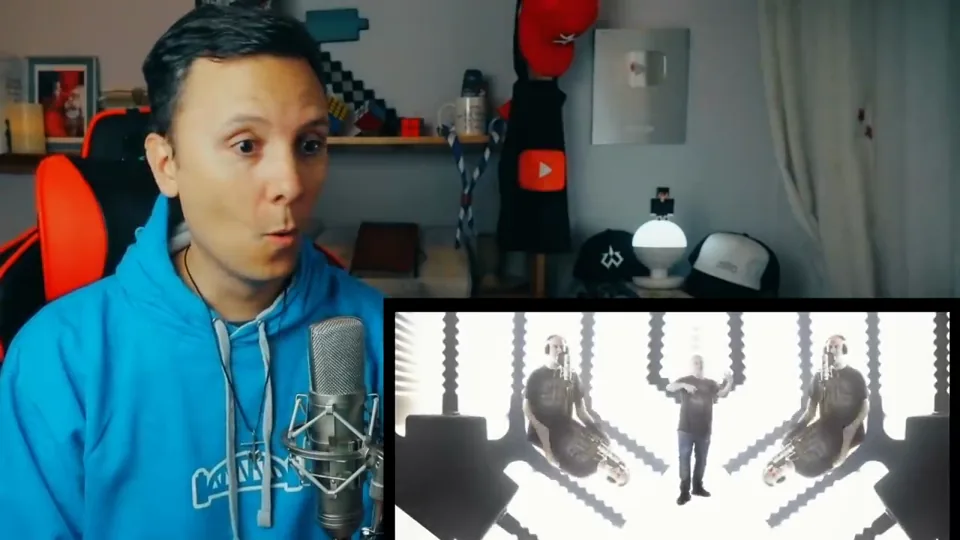 Daniel Pajuelo junto a una composición de imágenes repetidas del videoclip Todo o nada.