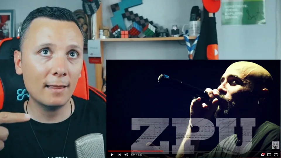 Daniel Pajuelo junto a un recuadro del videoclip durante su análisis de El silencio de Dios, de ZPU.