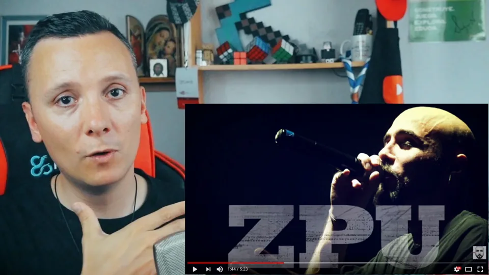 Daniel Pajuelo gesticulando con la mano junto a un recuadro del vídeo de ZPU con el micrófono.
