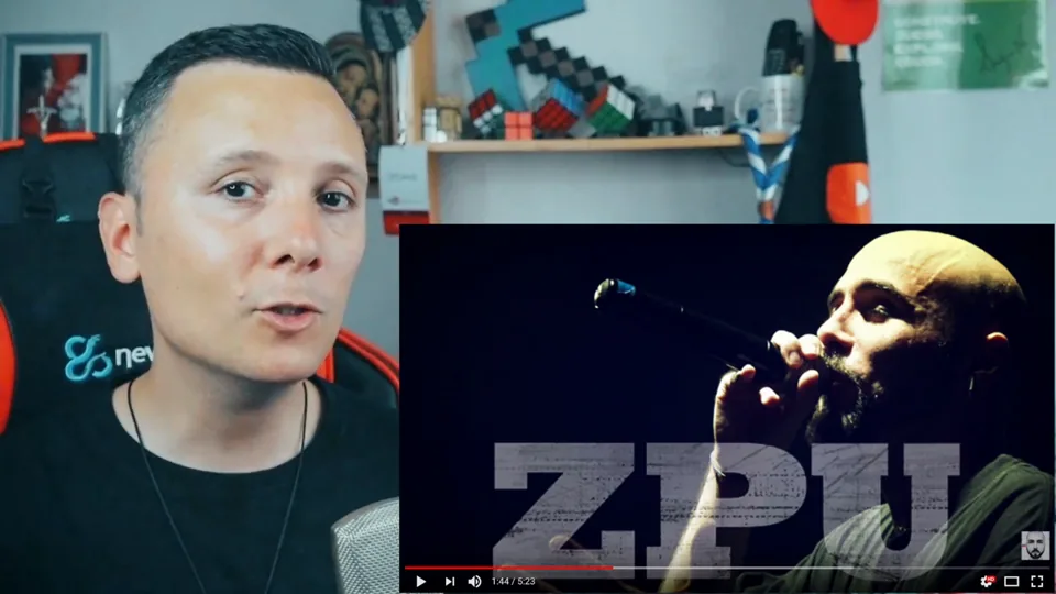 Daniel Pajuelo hablando a cámara junto a un recuadro del vídeo de ZPU de perfil con el micrófono.
