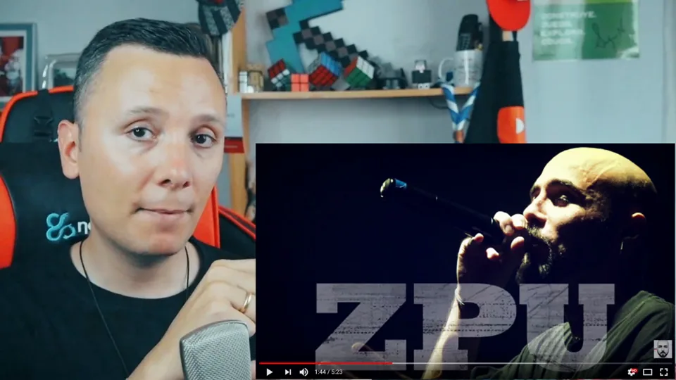 Daniel Pajuelo mirando a cámara junto a un recuadro del vídeo de ZPU con las letras ZPU superpuestas.