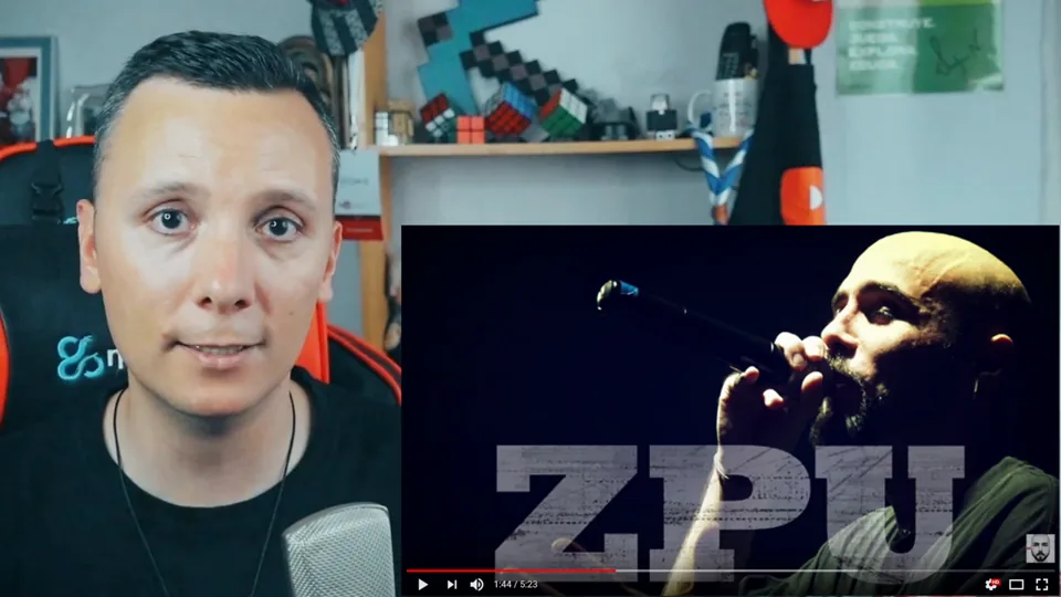 Daniel Pajuelo con las cejas levantadas junto a un recuadro del vídeo de ZPU de perfil con el micrófono.