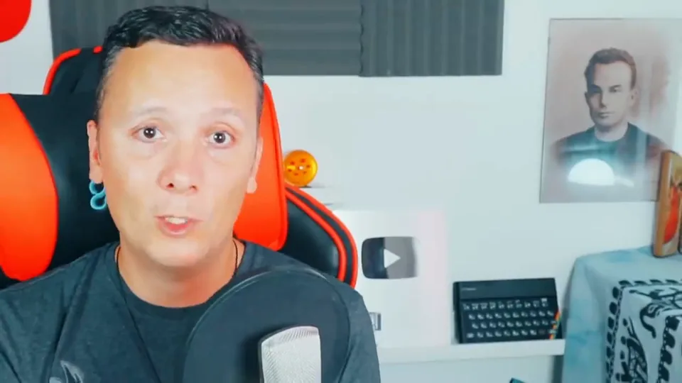 Daniel Pajuelo ante el micrófono y el filtro antipop durante su análisis de Billie Eilish.