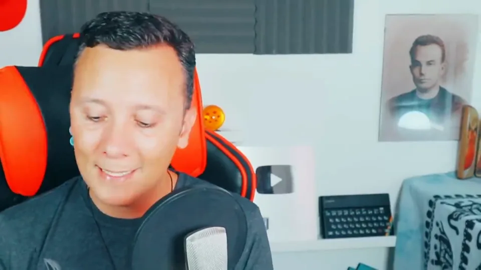 Daniel Pajuelo ante el micrófono y el filtro antipop durante su análisis de Billie Eilish.