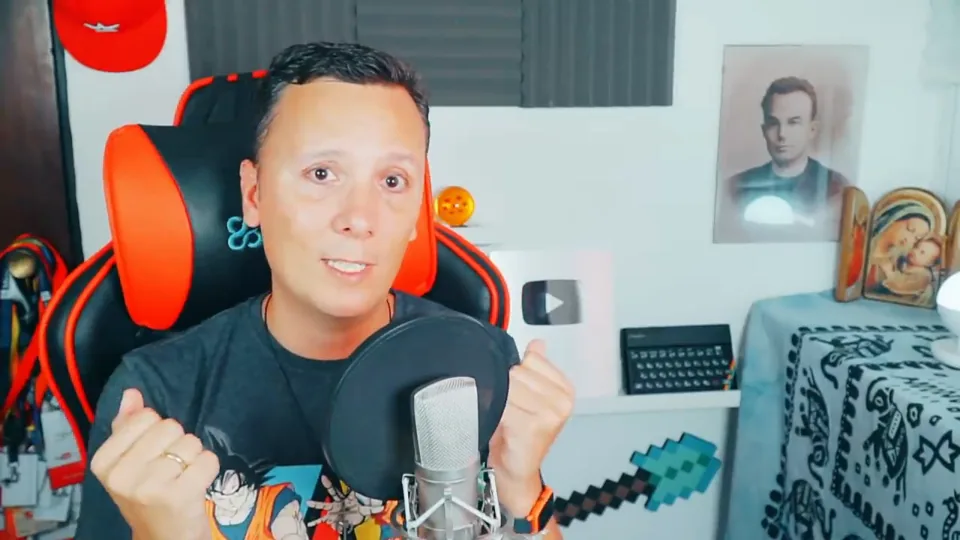 Daniel Pajuelo gesticula con ambas manos ante el micrófono durante el análisis del videoclip de Billie Eilish.