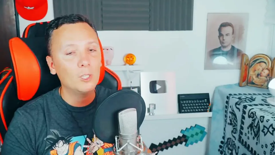 Daniel Pajuelo comenta el videoclip de Billie Eilish en su estudio, frente al micrófono.