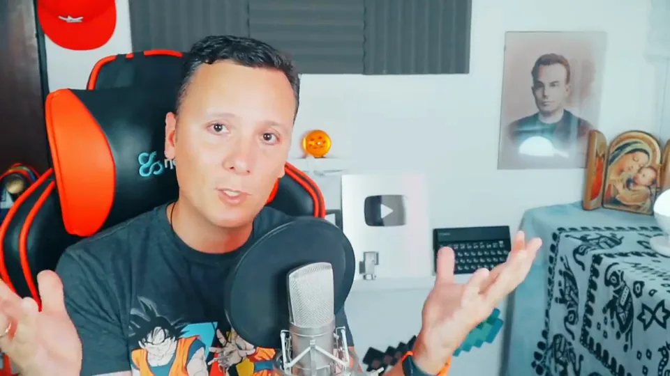 Daniel Pajuelo comenta el videoclip de Billie Eilish en su estudio, frente al micrófono.