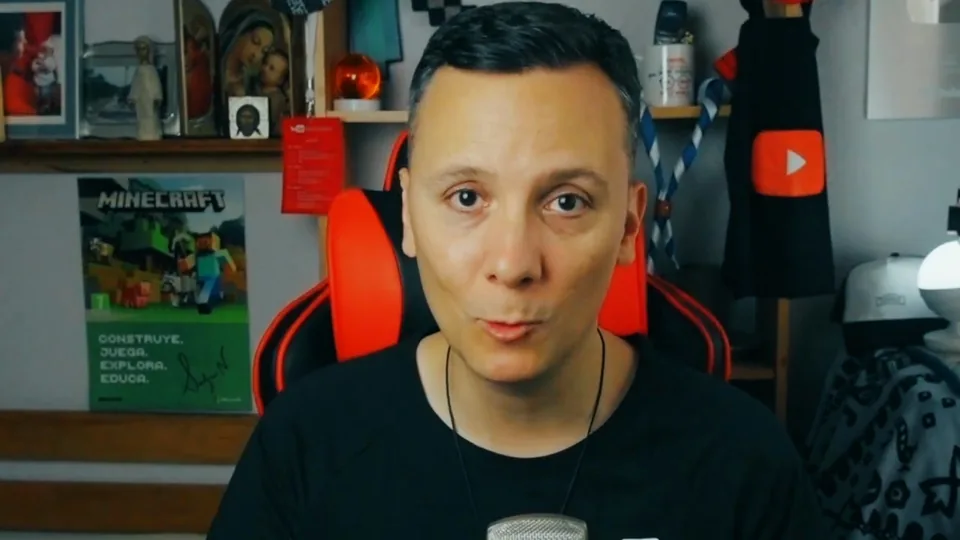 Daniel Pajuelo mira a cámara durante la introducción de su análisis de Jeremías 17:5.