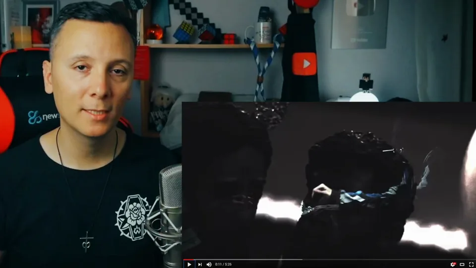 Daniel Pajuelo junto a una imagen superpuesta del videoclip Jeremías 17:5.