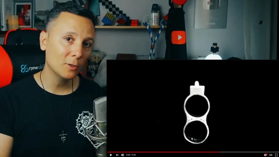 Daniel Pajuelo junto a un recuadro del videoclip que muestra un puño americano sobre fondo negro.