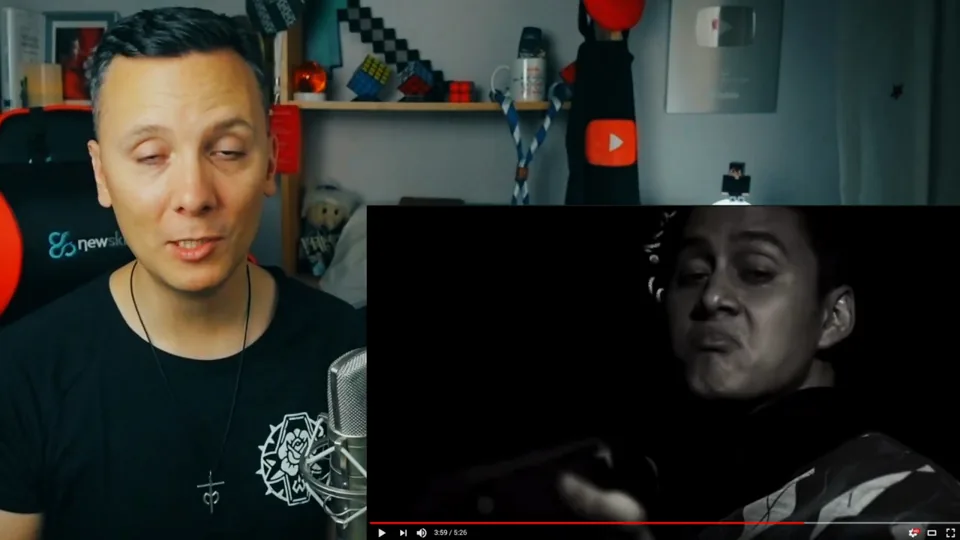 Daniel Pajuelo junto a un recuadro en blanco y negro con el rostro de Canserbero.