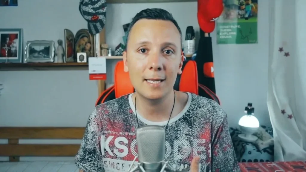 Daniel Pajuelo, con camiseta estampada, ante el micrófono durante el análisis de SAD.