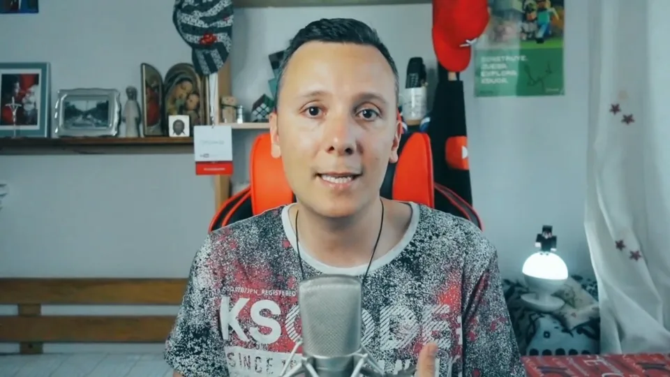 Daniel Pajuelo, con camiseta estampada, ante el micrófono durante el análisis de SAD.