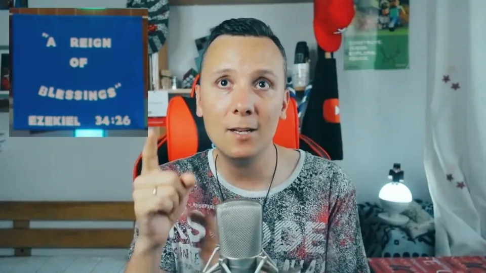 Daniel Pajuelo junto a un recuadro del cartel de la iglesia con la referencia Ezequiel 34:26.