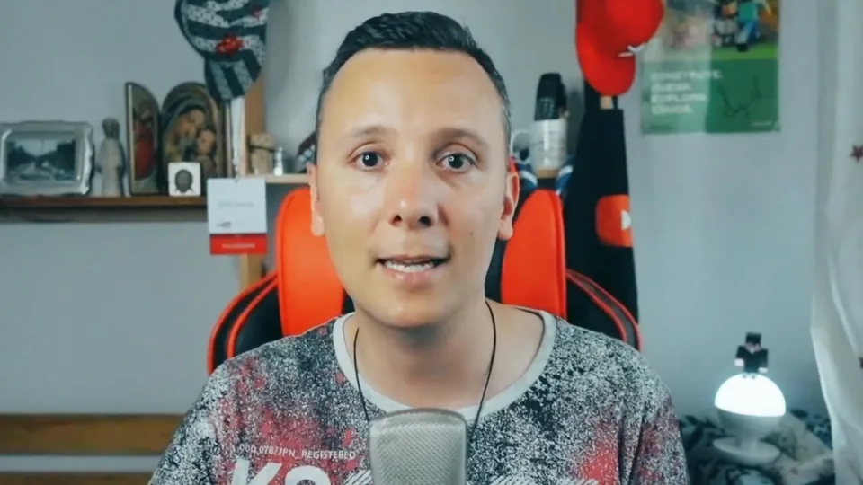 Daniel Pajuelo ante el micrófono durante su comentario de SAD.