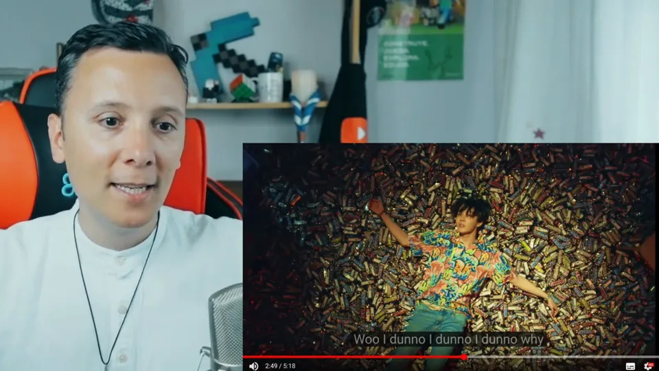 Daniel Pajuelo junto a un recuadro del videoclip durante su análisis de Fake Love, de BTS.