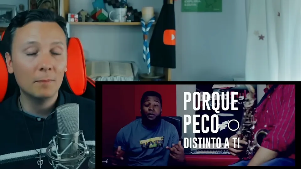 Daniel Pajuelo junto a un recuadro de No Religion que muestra a su intérprete y unas palabras de la canción.