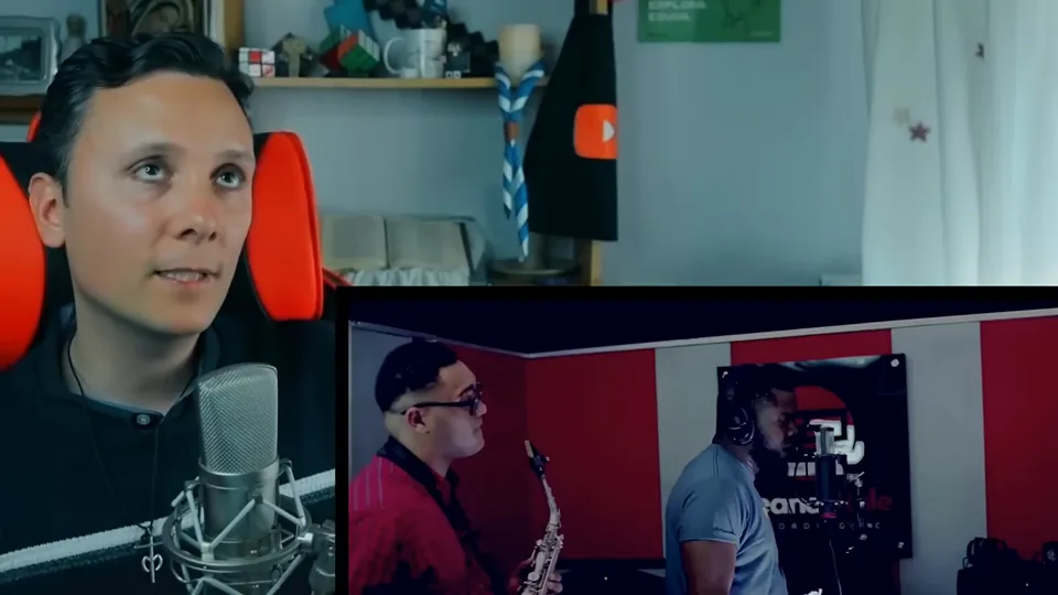 Daniel Pajuelo junto a un recuadro del videoclip No Religion con el intérprete y un saxofonista.