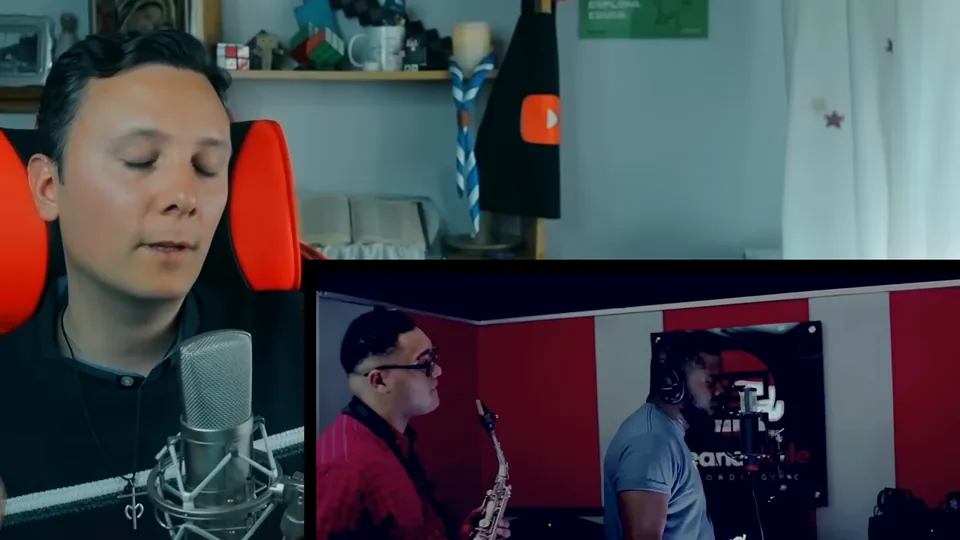 Daniel Pajuelo junto a un recuadro del videoclip No Religion con el intérprete y un saxofonista.