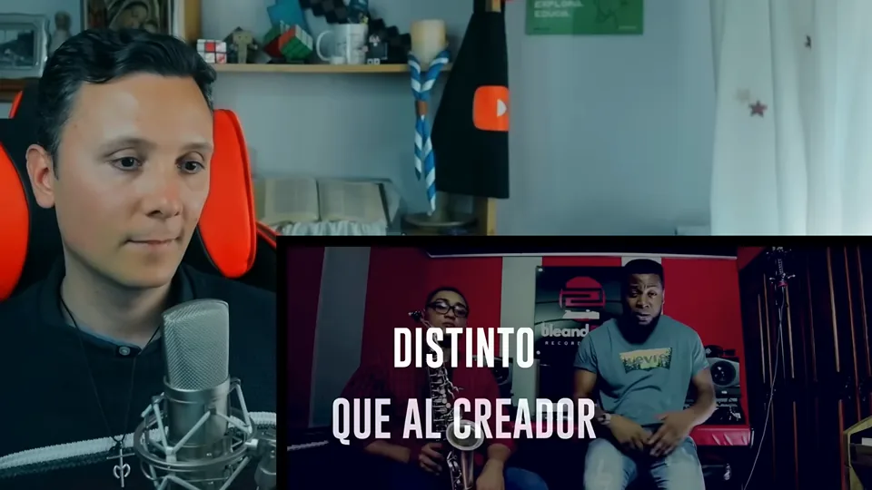Daniel Pajuelo mira hacia un lado mientras comenta No Religion, visible en un recuadro.