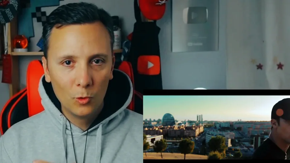 Daniel Pajuelo con sudadera gris junto a una escena del videoclip Represento al aire libre.