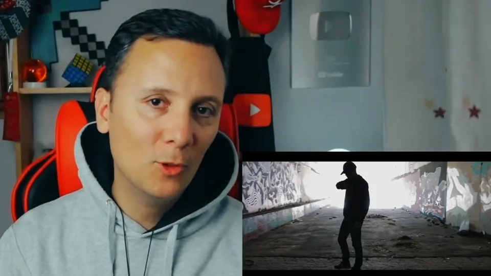 Daniel Pajuelo junto a un recuadro con la silueta de Grilex en el videoclip Represento.