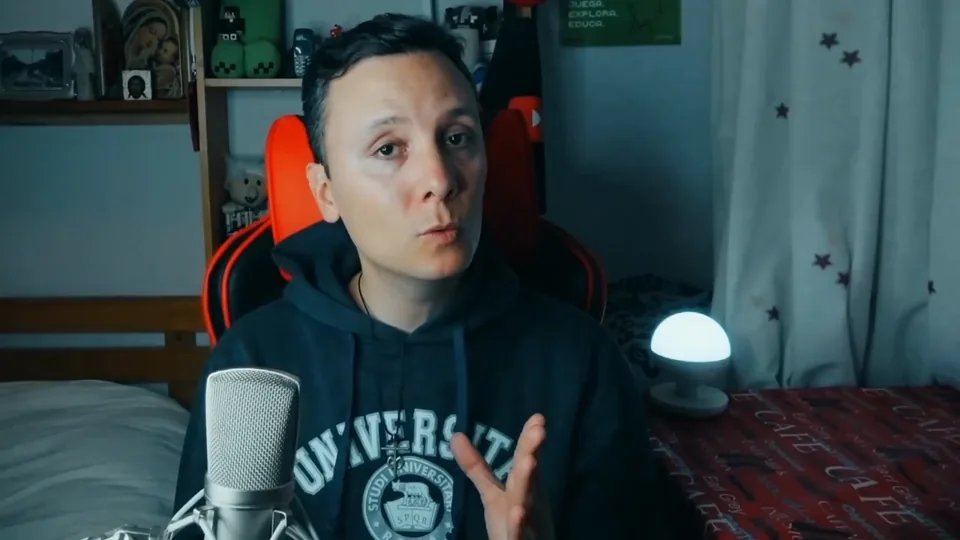 Daniel Pajuelo gesticula ante el micrófono durante su comentario de Agnus Dei.