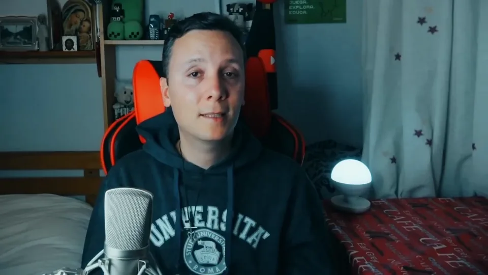 Daniel Pajuelo habla ante la cámara en su estudio durante el vídeo sobre Agnus Dei.