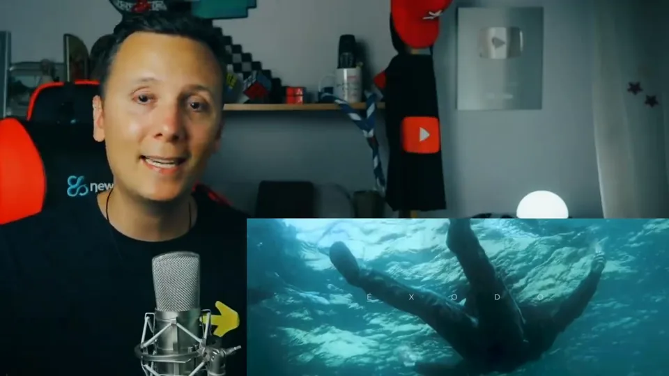 Daniel Pajuelo junto a un recuadro de una escena submarina del videoclip Éxodo.