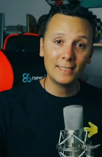 Daniel Pajuelo ante el micrófono durante el análisis de Éxodo.