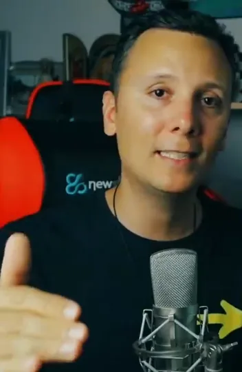 Daniel Pajuelo extiende una mano durante su comentario final de Éxodo.