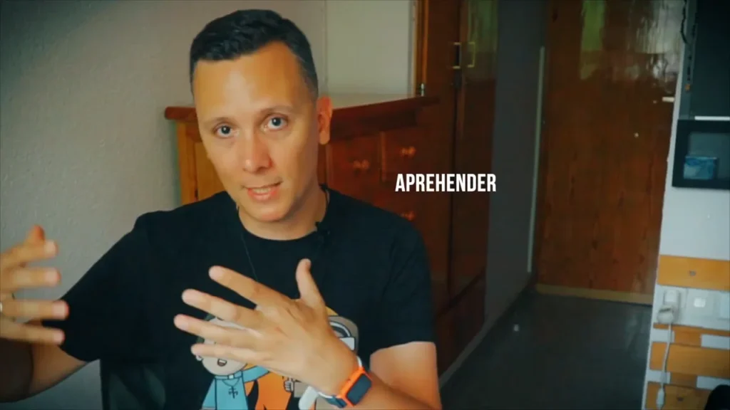 Daniel Pajuelo gesticula con ambas manos en una habitación durante el análisis de Aunque es de noche.
