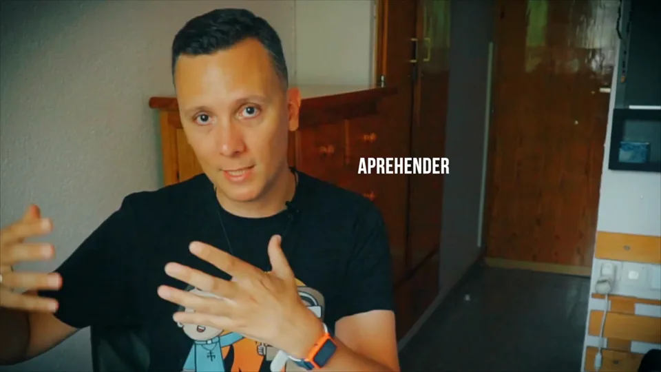 Daniel Pajuelo gesticula con ambas manos en una habitación durante el análisis de Aunque es de noche.