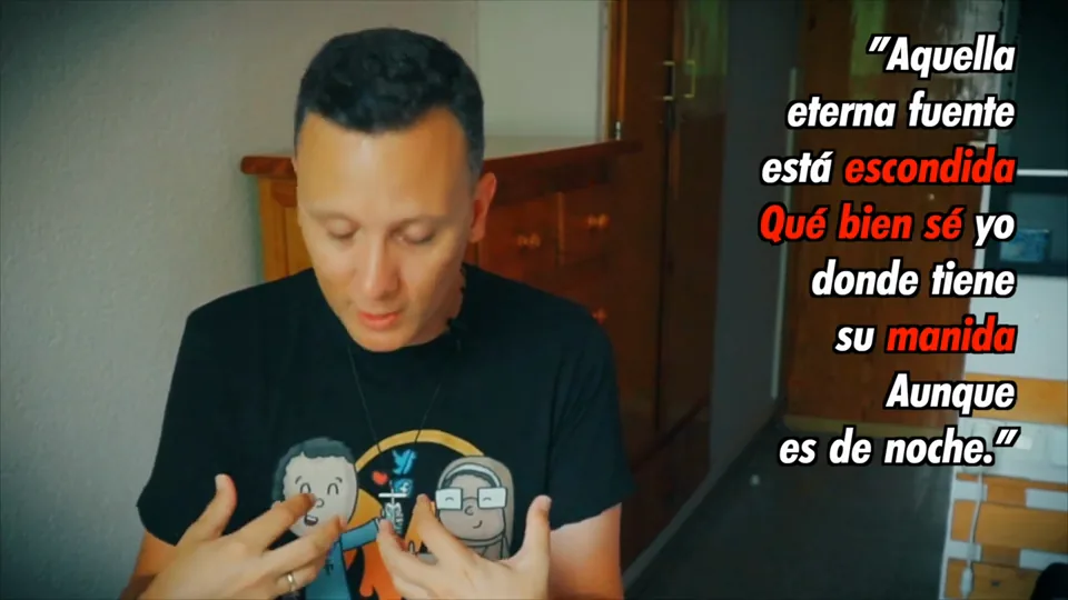 Daniel Pajuelo junto a un fragmento del poema de san Juan de la Cruz en pantalla.